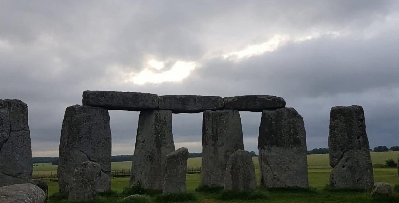 Stonehenge and the Summer Solstice: A Civilizational Mystery That Attracts Thousands Every Year